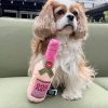 Mila met FuzzYard Dog Day Rosé roze hondenspeeltje
